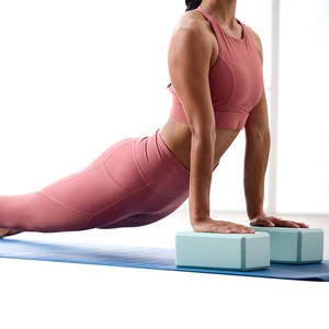 Bloques de Yoga Coloridos y Suaves al Tacto para Prácticas de Yoga en Grupo - Product Image 6