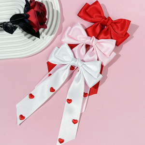 Noeud pour cheveux pour la Saint-Valentin - Grand noeud en satin avec des imprimés de cœur rouge, accessoire pour cheveux Love Behind Back, 3 couleurs (blanc/rose/rouge) - Product Image 1
