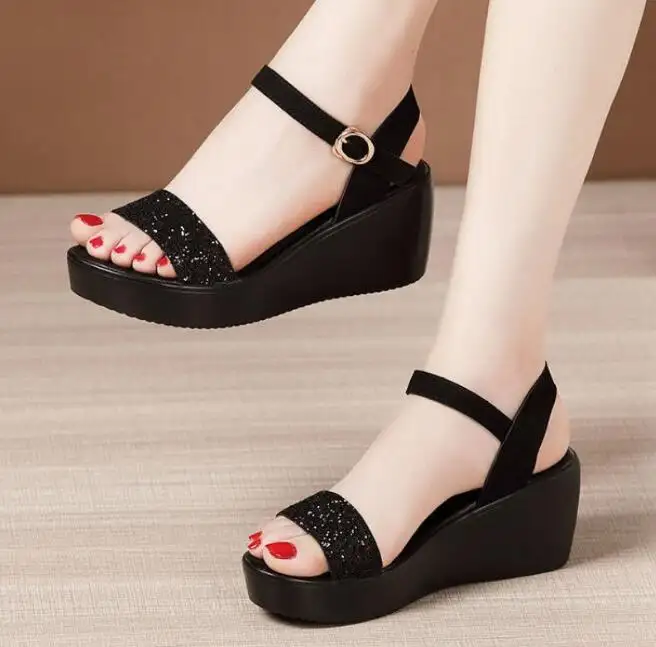 Sommer mode Pu Leder Peep Toe Frauen Hausschuhe Slip On Dickbesohlte Pailletten Wedge Medium Heel Damen Sandalen