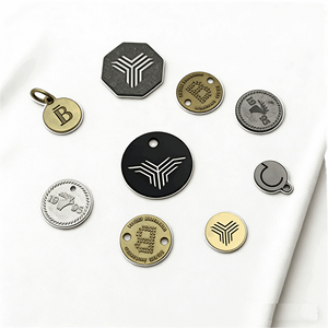 Etiquetas de <span class=keywords><strong>Metal</strong></span> con Logotipo <span class=keywords><strong>en</strong></span> Relieve 3D, Chapadas <span class=keywords><strong>en</strong></span> Oro, Ecológicas, Lavables, Impresas <span class=keywords><strong>en</strong></span> Serigrafía, Etiquetas Personalizadas Cosidas para Prendas - Product Image 1