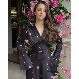 Nuovo Abito Lungo Estivo 2026 da Donna in Raso Stampato con Scollo a V, Stile Francese Chic, Elegante, a Vita Alta, con Maniche Svasate, per Feste, Rosa - Product Image 5