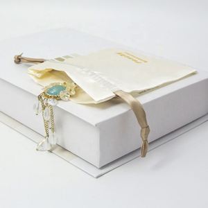 Pochette à bijoux en satin de soie personnalisée, luxueuse, résistante aux rayures, de forme rectangulaire, avec cordon de serrage, pour emballage cadeau - Product Image 3