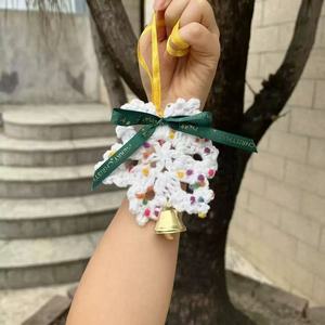 手工编织白色雪花圣诞挂饰彩色珠子印花绿色丝带金铃吊饰 - Product Image 1