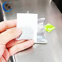 Machine d'emballage de thé entièrement automatique adaptée à l'emballage du thé dans des sachets intérieurs et extérieurs.