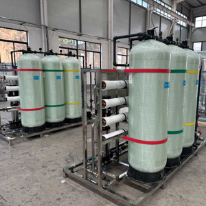 Usine de traitement d'eau potable purifiée par osmose inverse à une étape avec pompe à moteur PLC, ozone UV, garantie 1 an - Product Image 1