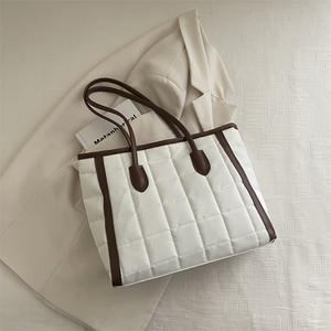 กระเป๋าถือผู้หญิงลายตารางปัก ขนาดใหญ่ แฟชั่นลำลอง สำหรับฤดูใบไม้ร่วง  กระเป๋าสะพายไหล่ PU สีพื้น - Product Image 1