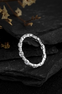 Anillo de Boda de Eternidad con Diamantes de Laboratorio de Platino de Diseño Clásico, Corte Brillante Redondo, Certificado por IGI - Product Image 6