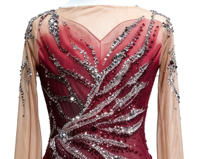 Robe de patinage artistique pour enfants, col en V, dos ouvert, couleur bordeaux, avec strass argentés et maille, pour spectacle sur scène et compétition de danse sur glace