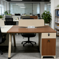 Bureau de travail et poste informatique contemporains, mobilier de bureau, ensemble bureau et chaise pour employés