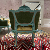 Canapé d'appoint floral peint à la main bleu clair, style rococo, avec sculpture en feuille d'or, tissu damassé jaune, canapé vintage de château français