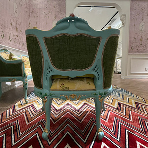 Divanetto Floreale Dipinto a Mano Blu Chiaro Stile Rococò con Intagli in Foglia d'Oro e Tessuto Damascato <span class=keywords><strong>Giallo</strong></span>, Divano Vintage Stile Chateau Francese - Product Image 4
