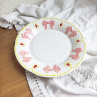 Assiette en céramique de 8 pouces peinte à la main avec nœud en relief, bord festonné, mignonne assiette à dessert ou à salade, vaisselle décorative pour la maison