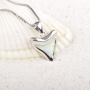 <span class=keywords><strong>Collana</strong></span> <span class=keywords><strong>con</strong></span> Pendente a <span class=keywords><strong>Dente</strong></span> di Squalo in Rame Cristiano Aobao <span class=keywords><strong>con</strong></span> Opale, Regalo per Donne - Product Image 3