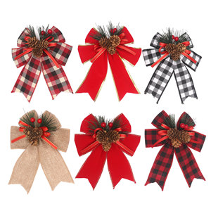Ornement de Noël à suspendre pour sapin, nœud en ruban de velours et de toile de jute à carreaux, décoré de pommes de pin, baies rouges et aiguilles de pin - Product Image 1