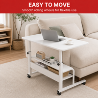 Table de lit réglable avec 2 étagères - Bureau mobile pour ordinateur portable pour canapé, plateau en bois MDF blanc, table en forme de C sur roulettes
