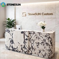 Bureau de réception moderne en marbre italien Calacatta Viola de luxe StoneSun avec rétroéclairage LED et rangement, bureau de réception personnalisé pour hôtel