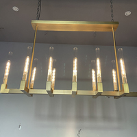 Lustre linéaire moderne en laiton à 14 lumières, suspension rectangulaire avec tubes en verre côtelés verticaux pour table à manger et îlot de cuisine