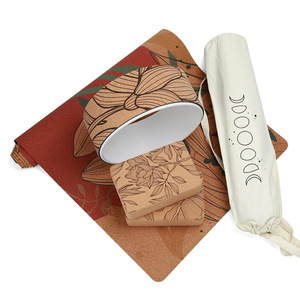 Ensemble complet de yoga en caoutchouc naturel avec tapis de taille personnalisée, blocs, sangle, marqueurs d'alignement en liège pour la pratique du yoga chaud - Product Image 4