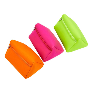 Sac de voyage en néoprène personnalisé avec logo élégant, sac à cosmétiques, design triangulaire, imperméable, durable, trousse de toilette, pochette à cosmétiques - Product Image 2