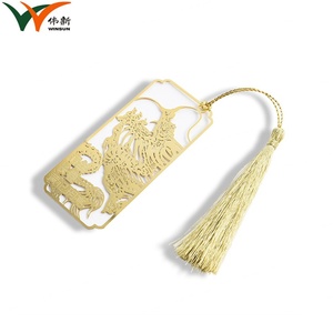Marcapáginas de metal personalizado chapado en oro con diseño hueco y borla con dijes - Product Image 6