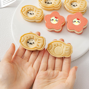 <span class=keywords><strong>Emporte</strong></span>-pièces fantaisie en <span class=keywords><strong>forme</strong></span> de petits poissons et de fleurs, parfaits pour la pâtisserie familiale amusante avec des garnitures de confiture ou de crème - Product Image 1