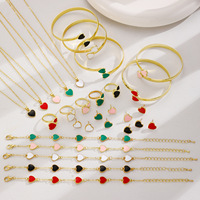 Set de 5 Piezas de Joyería para Mujer: Pulseras de Flor de Cinco Hojas de la Suerte, Dijes de Trébol de Acrílico, Pulsera, Collar, Anillo y Pendientes Bañados en Oro