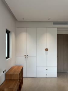 <span class=keywords><strong>Armadio</strong></span> <span class=keywords><strong>Bianco</strong></span> per <span class=keywords><strong>Cameretta</strong></span> Bambini di Ultima Generazione con Maniglia Carina, Linee Semplici e Pulite, Prezzo Diretto di Fabbrica - Product Image 4