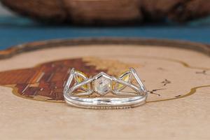 Elegante Anillo de Corona Hexagonal con Diamante Amarillo de Lujo, Joyería Hecha a Mano, Diamantes Brillantes, Diseño Atemporal, Perfecto - Product Image 4