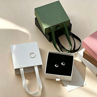 Boîtes cadeaux rigides de luxe carrées en carton ondulé écologique avec gaufrage, fermeture magnétique, ruban, tiroir coulissant et poignée portable