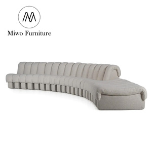 Canapé en cuir créatif de forme spéciale, design italien, arc serpentin, salon, hôtel, canapé modulaire central - Product Image 1