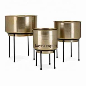 Jardinière en métal plaqué en laiton avec support enduit de poudre noire - Product Image 1