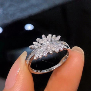 Anello con fiore scintillante per dito indice da donna, gioiello semplice ed elegante per le dita - Product Image 1