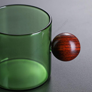Vente en gros de tasses à eau transparentes colorées DD1931, tasses à latte avec poignée en bois, tasse à café en verre - Product Image 3