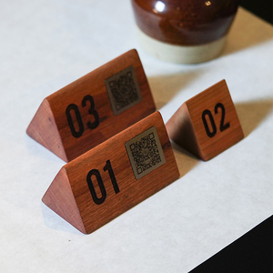 Vente en gros de supports de numéros de table en bois signe d'affichage de code QR pour les mariages et l'hôtel - Product Image 2
