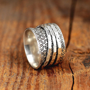 A055 Anello in Argento con Motivo Floreale Stile Bohémien, Gioiello Unisex alla Moda, Regalo Senza Incastonature di Pietre - Product Image 1