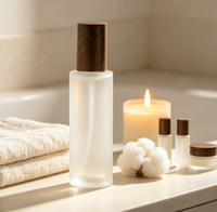 Bouteille en verre givré vide avec couvercle extérieur blanc, disponible en stock maintenant, pour kit de soins de la peau, emballage cosmétique, logo imprimable, plat