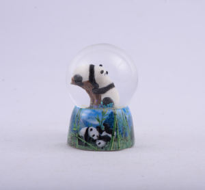 Escultura de Animal Panada Pintada a Mano en Resina, Globo de Nieve, Estatua Tradicional de la Marca JARLL, Coleccionable para Navidad China - Product Image 3