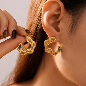 Pendientes de tuerca vintage premium para mujer, de acero inoxidable 316L galvanizado con circonita, estilo clásico irregular, joyería de nicho de segunda mano. - Product Image 1