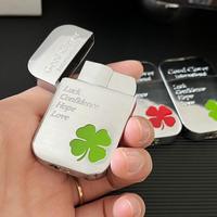 Briquet à gaz imprimé trèfle à quatre feuilles en métal flamme rouge et verte briquet gonflable coupe-vent couple cadeau briquet à gaz