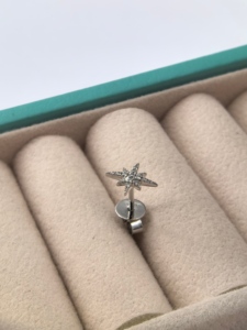 أقراط مرصعة بالألماس مخصصة من الذهب الأبيض عيار 18 قيراط للنساء مناسبة للذكرى السنوية - Product Image 2