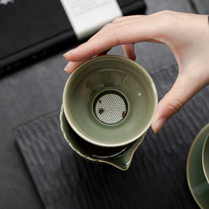 Juego de filtros de colador de té de cerámica hecho a mano Yue Kiln diseño moderno <span class=keywords><strong>Celadon</strong></span> para uso doméstico accesorios de té Kung Fu Filtro de té - Product Image 3