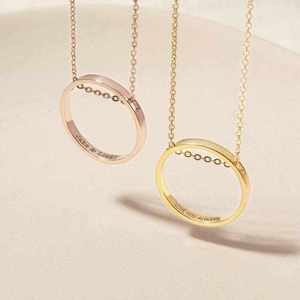 Minimalista de acero inoxidable círculo interior círculo grabado mensaje secreto dos agujeros deslizador anillo colgante collar - Product Image 2