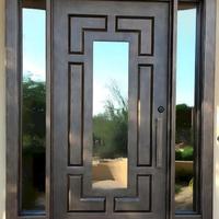 Porte d'entrée double moderne à arche avec fenêtre en transom, cadre noir, verre clair, porte de villa en fer forgé