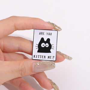 Оптовые забавные эмалевые значки с мультяшным дизайном «Are You Kitten Me?», милые значки-броши с черным котом, предупреждающие о том, что кота можно обидеть, креативные металлические броши - Product Image 4
