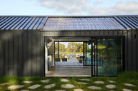 Maison préfabriquée moderne en acier léger de style barndominium, maison modulaire à un étage de style grange avec revêtement en métal ondulé