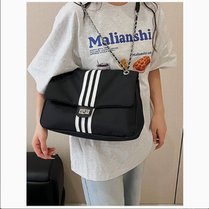 Bolso de Hombro de PU Negro para Mujer, Estilo de Dibujos Animados, con Patrón de Rayas, Correa de Cadena, Cierre de Cremallera, Bolso de Mano Moderno para Uso Diario - Product Image 5