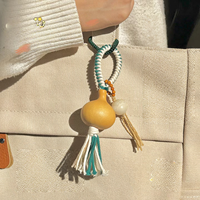 Breloque de sac en calebasse naturelle faite à la main, pendentif en corde tressée avec perles et pompon style bohème, ornement en calebasse, accessoire porte-bonheur minimaliste Feng Shui