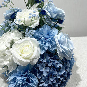 Décoration de table de mariage ou de fiançailles en fleurs artificielles ovales bleues et blanches - Product Image 4