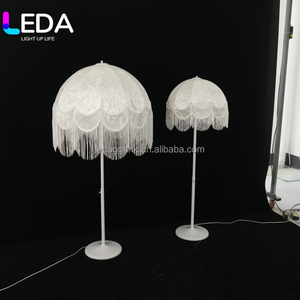 Lampe sur pied bohème en dentelle festonnée avec franges, hauteur réglable, pour décoration de mariage, banquet, réception - Product Image 2