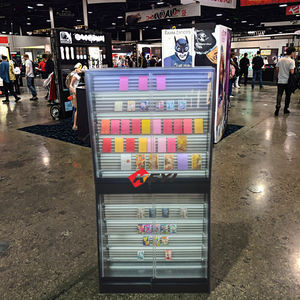 Espositore da Terra Personalizzato Moderno ed Ecologico per Carte Collezionabili TCG, Ideale per Fiere Promozionali di Carte Gradate - Product Image 5